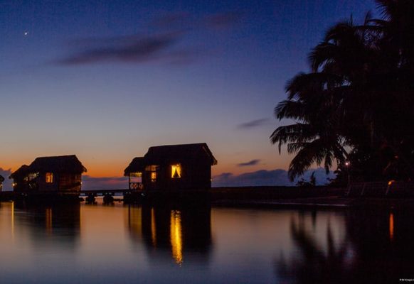 Coucher de soleil – Bungalow sur pilotis