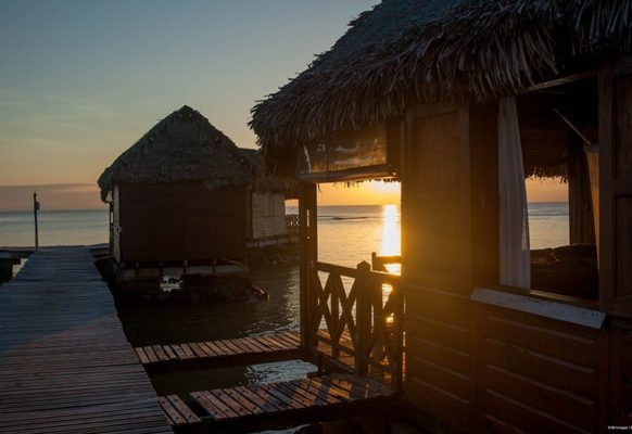 Coucher de soleil – Bungalow sur pilotis